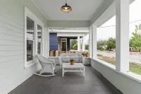 Restored 1930s Uptown Bungalow 2 Min. to Magnolia