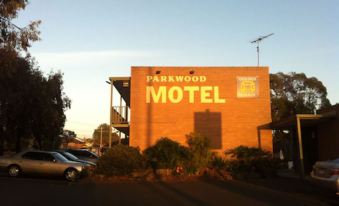 Parkwood Motel & Apartments