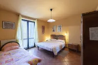 Cascina Papa Mora Hotels in Monta