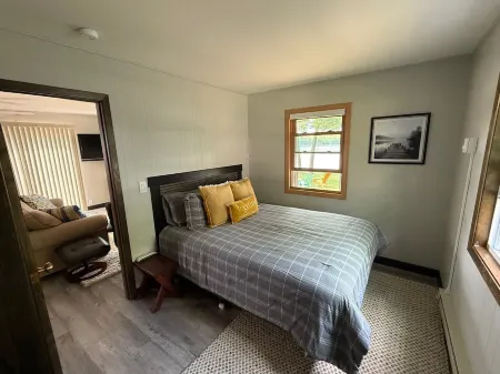 Julia’s Lakefront Cottage…updated cabin, private dock  & beautiful sunsets. Отели в г. Шерберн