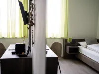 Eee Hotel Graz Hotels near Puntigam