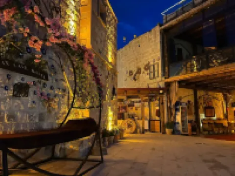 อาตักซ์ เคฟ โอเทล