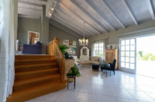 Serene Seaside Bliss - Lush & Secluded Garden Oasis