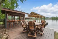 Lakefront Hot Springs, 3 King Beds, 3.5 Baths, Bunk room, Fire Pit, Lakeside Bar