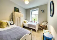 Poets Apartment with Free Parking by My Getaways