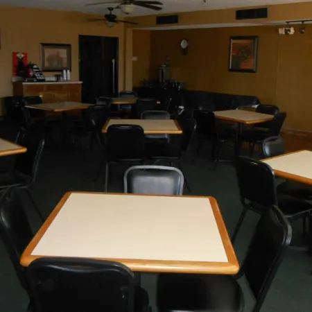 Econo Lodge Inn & Suites