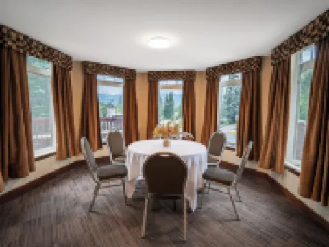 ファルコン クレスト ロッジ バイ クリーク キャンモアのホテル