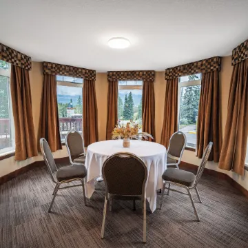 Falcon Crest Lodge by Clique