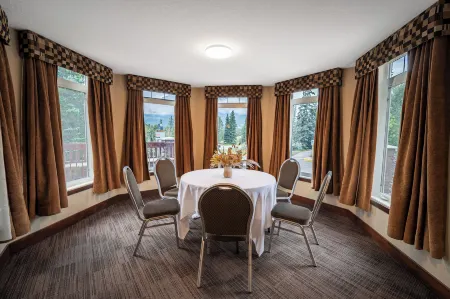 Falcon Crest Lodge by Clique Отели в г. Канмор