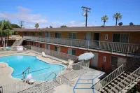 Chateau Inn & Suites - Pool