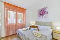 Cascade Villas with Private Garden and Jacuzzi Hotels in Starigrad
