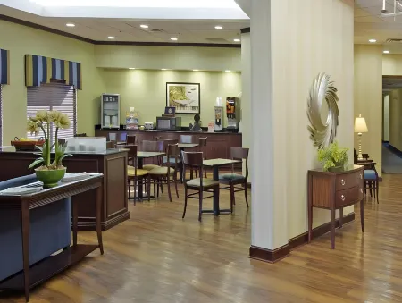 Park Inn by Radisson Albany Отели рядом с достопримечательностью «Flint RiverQuarium»