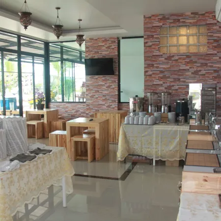 Tawan Anda Garden Hotel Отели рядом с достопримечательностью «Парк «Кхун Тхале»»