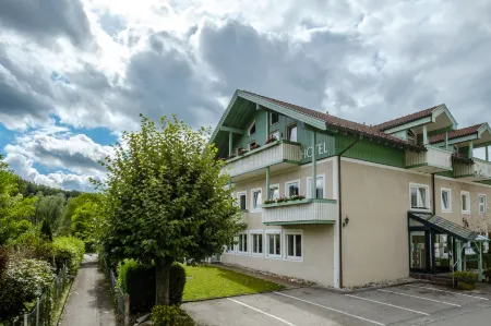 Gartenhotel Salzach Отели в г. Титмонинг