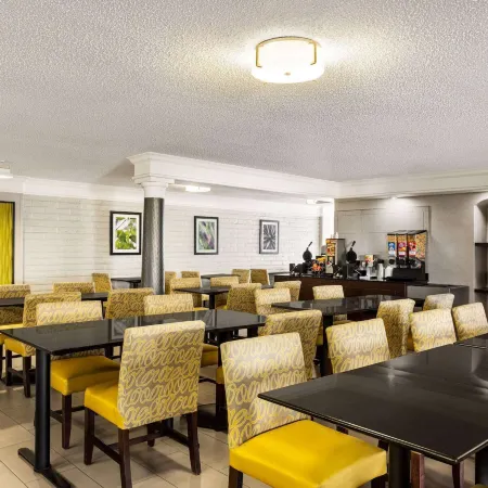 La Quinta Inn by Wyndham San Antonio I-35 N at Toepperwein