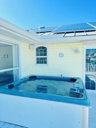 Delightful 3-bedroom house in Gibsonton with WiFi access