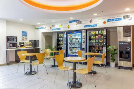 Motel 6 Swift Current, SK Отели в г. Свифт Каррент