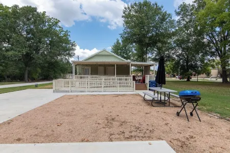 Tomball Craftman Cottage Отели в г. Томбал