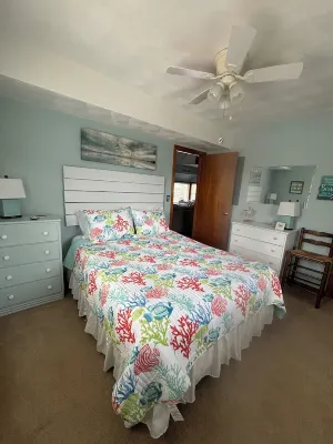 6 min walk to the beach, Welcome Back is a cozy, pet friendly oceanside cottage! Отели рядом с достопримечательностью «Outer Banks»
