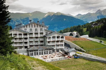 Ecrin Blanc Resort Courchevel - Aquapark Отели рядом с достопримечательностью «Moncler»