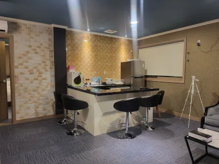 GoldenRoot Hotel in Gimhae Отели в г. Кимхэ