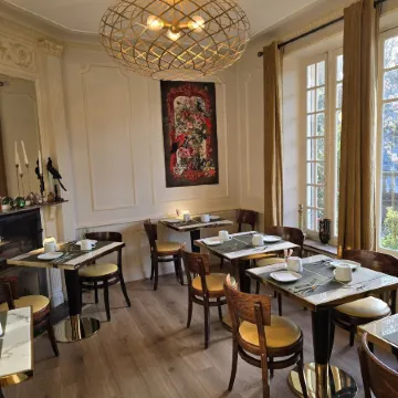 Le Castel Guesthouse