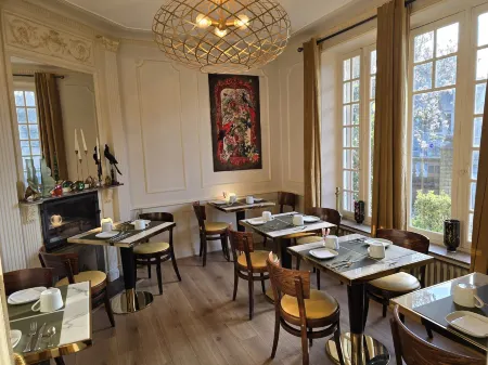 Le Castel Guesthouse Отели в г. Байе