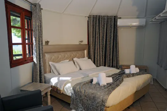 Chrissa Camping Rooms & Bungalows