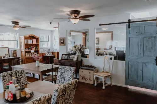 Square Inn - Bed and Breakfasts