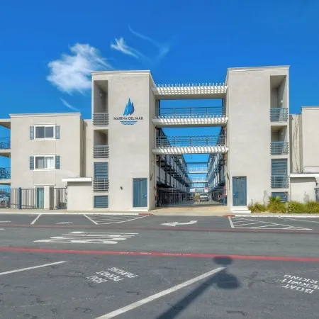 Lovely 1-bedroom condo by the Harbor.