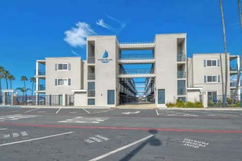 Lovely 1-bedroom condo by the Harbor. فنادق في أوسيانسيدي