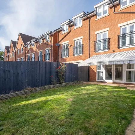 Foxherne 6 Bdrm, 3BA Hse -17