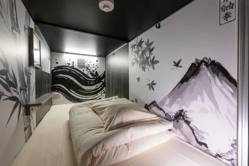 Ninja & Geisha - Capsule Hotels