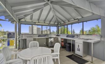 Burleigh Headland 2 Bedroom Stay, Just a Stones Throw from the Beach!