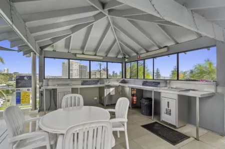 Burleigh Headland 2 Bedroom Stay, Just a Stones Throw from the Beach!