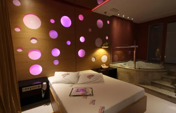 快樂夜晚汽車旅館