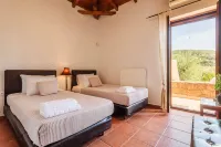 Mani's Aura Seaside-Spacious Summer Retreat