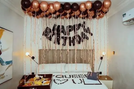 Montcrest Hotel & Lounge Отели рядом с достопримечательностью «Ejimax Store»