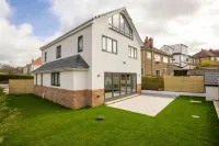 Leedshouse/sleeps9/privategarden/tv/wifi Hotels in 