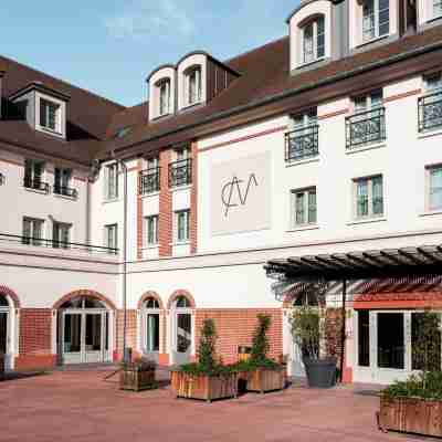 Mercure Maintenon Hotel Exterior