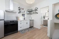 Modern 1-Br Apartment Close to Downtown Vibes