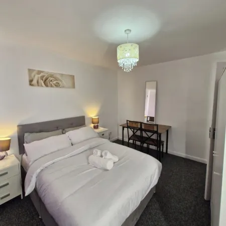 Spacious 3-Bed Home -Private Garden & Free Parking