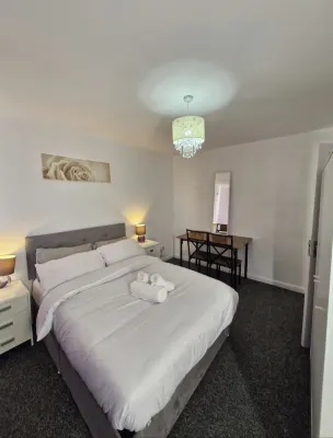 Spacious 3-Bed Home -Private Garden & Free Parking Hotels in Bulkington