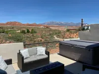 Luxurious Hot Tub Haven - Rooftop Fire Pit, Mountain Views Hotels in Washington