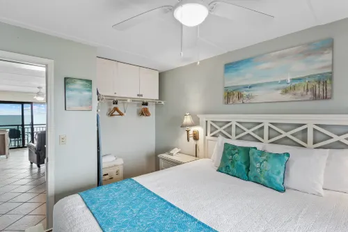 Ocean View and Comfortable Living Space - Beachy Retreat Hotels in Crescent Beach