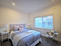 Comfy 4 Bedroms Corner House Hotels in Miranda