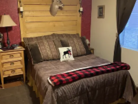 Mountain Cabin walking distance to Park and Brewery. Level off street parking. 클라우드크로프트 호텔