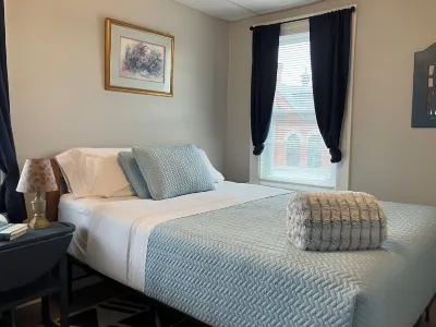 2-Bedroom Apt Near UNH, Portsmouth! - Parking, Full Kitchen, Free Wine!