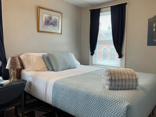 2-Bedroom Apt Near UNH, Portsmouth! - Parking, Full Kitchen, Free Wine!