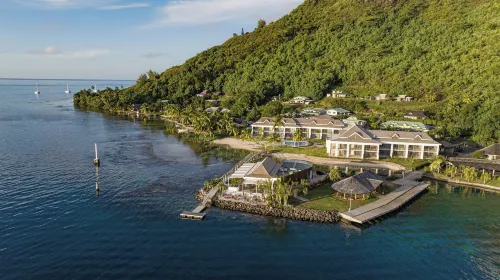 Cook's Bay Hotel & Suites Hotels in Te'avaro